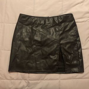 ✨4/$25✨ Women’s black leather mini skirt w/ a slit